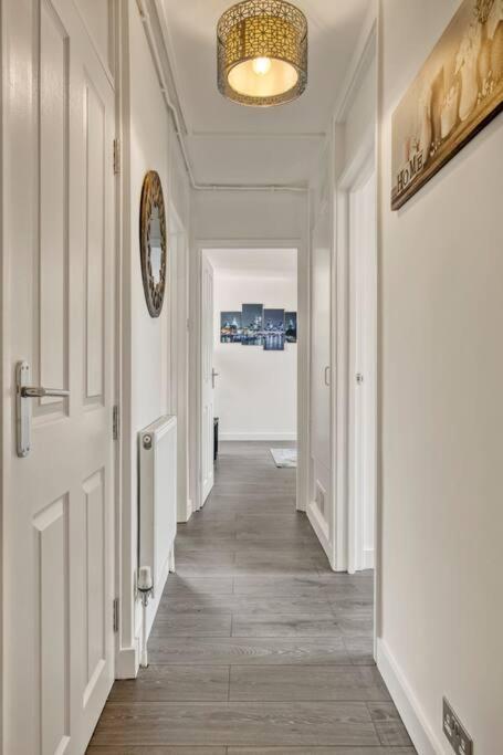 Apartamento Hidden Gem In Battersea W/ Free Parking Londres Exterior foto