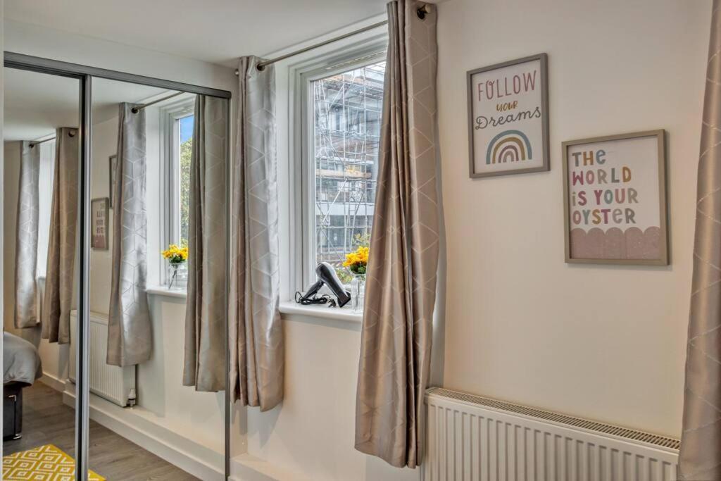 Apartamento Hidden Gem In Battersea W/ Free Parking Londres Exterior foto