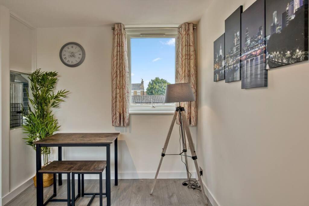 Apartamento Hidden Gem In Battersea W/ Free Parking Londres Exterior foto