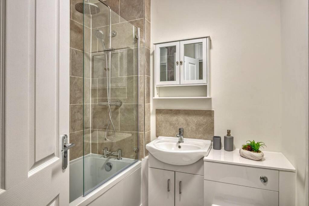 Apartamento Hidden Gem In Battersea W/ Free Parking Londres Exterior foto